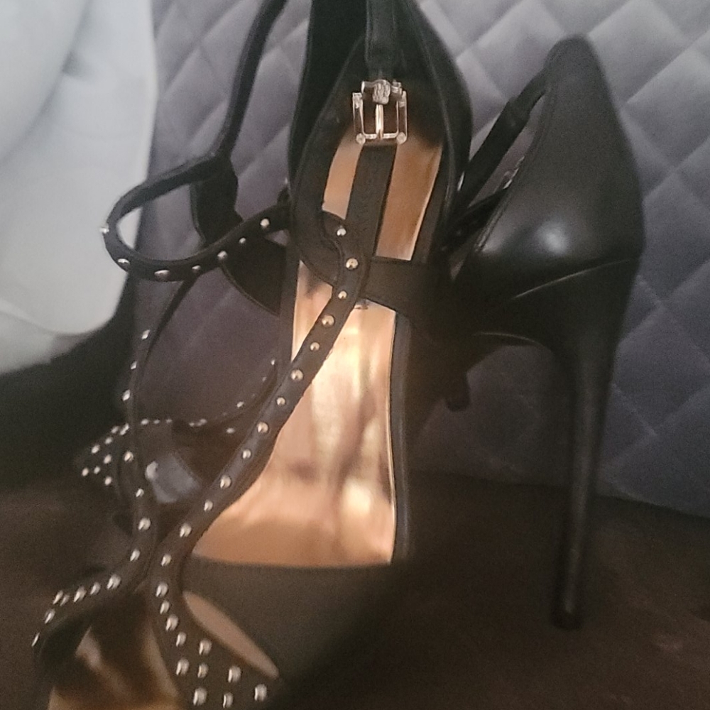 Very stylish designer heels. - Picture 2 of 2